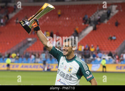 Toronto, Kanada. 19 Sep, 2018. Torwart Nahuel Guzman von Mexiko UANL Tigres feiert Sieg mit Trophäe während der Verleihung des Eröffnungs Campeones Pokalspiel zwischen dem kanadischen Toronto FC und Mexikos UANL Tigres am BMO Feld in Toronto, Kanada, Sept. 19, 2018. Mexikos UANL Tigres gewann 3-1 und behauptete den Titel. Die campeones Schale, im Jahr 2018 gegründet, ist eine jährliche Nordamerikanischen Fußball-Wettbewerb zwischen den Meistern der vorherigen Major League Soccer Saison und der Gewinner von Liga MX bestritten. Credit: Zou Zheng/Xinhua/Alamy leben Nachrichten Stockfoto