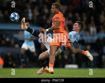 Manchester. 19 Sep, 2018. Von Manchester City Aymeric Laporte (R) Mias mit Lyon Memphis Depay während der UEFA Champions League Gruppe F Match zwischen Manchester City und Lyon an der Etihad Stadion in Manchester, Großbritannien. Sept. 19, 2018. Credit: Han Yan/Xinhua/Alamy leben Nachrichten Stockfoto