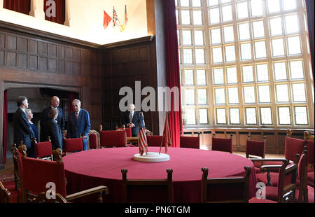 Potsdam, Deutschland. 20 Sep, 2018. Der tschechische Präsident Milos Zeman, zweiter von rechts, und seine Frau Ivana Zemanova, zweiter von links, treffen Brandenburgs Ministerpraesident Dietmar Woidtke, dritter von links, im Schloss Cecilienhof (wo der Potsdamer Konferenz im Sommer 1945 erfolgte nach dem Zweiten Weltkrieg) in Potsdam, Deutschland, am Donnerstag, den 20. September 2018. Credit: Ondrej Deml/CTK Photo/Alamy leben Nachrichten Stockfoto