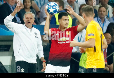 Bern, Schweiz. 19 Sep, 2018. Manchester Uniteds Trainer Jose Mourinho (L) reagiert während der UEFA Champions League Gruppe H Übereinstimmung zwischen BSC Young Boys und Manchester United im Stade de Suisse in Bern, Schweiz, Sept. 19, 2018. Manchester United gewann 3-0. Credit: Ruben Sprich/Xinhua/Alamy leben Nachrichten Stockfoto