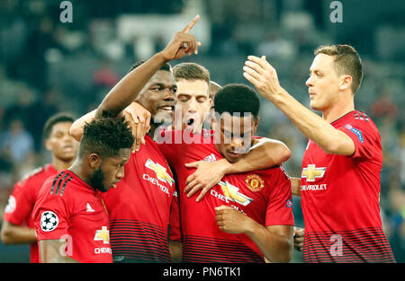 Bern, Schweiz. 19 Sep, 2018. Manchester Uniteds Paul Pogba (2. L) feiert Zählen mit Mannschaftskameraden während der UEFA Champions League Gruppe H Übereinstimmung zwischen BSC Young Boys und Manchester United im Stade de Suisse in Bern, Schweiz, Sept. 19, 2018. Manchester United gewann 3-0. Credit: Ruben Sprich/Xinhua/Alamy leben Nachrichten Stockfoto