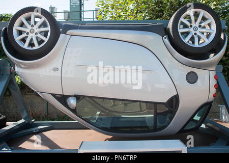 20. September 2018, Sachsen-Anhalt, Magdeburg: Ein kleines Auto, das bei einem Überschlag Simulator eingespannt ist, eingeschaltet ist. Der Simulator ist Teil der bundesweiten Verkehr Aktion Tag gegen Ablenkung während der Fahrt. Foto: Klaus-Dietmar Gabbert/dpa-Zentralbild/dpa Stockfoto