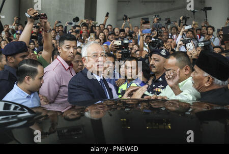 Kuala Lumpur, Kuala Lumpur, Malaysia. 20 Sep, 2018. Ehemalige malaysische Premierminister Najib Razak Blätter Kuala Lumpur High Court nach einem Gerichtstermin. Najib auf nicht schuldig plädiert Donnerstag bis 21 zählt der Geldwäsche und eine separate vier Grafen von Machtmissbrauch. Credit: Kepy/ZUMA Draht/Alamy leben Nachrichten Stockfoto