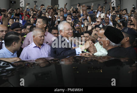 Kuala Lumpur, Kuala Lumpur, Malaysia. 20 Sep, 2018. Ehemalige malaysische Premierminister Najib Razak schüttelt Hände mit seinen Anhängern, wie er Kuala Lumpur High Court nach einem Gerichtstermin verlässt. Najib auf nicht schuldig plädiert Donnerstag bis 21 zählt der Geldwäsche und eine separate vier Grafen von Machtmissbrauch. Credit: Kepy/ZUMA Draht/Alamy leben Nachrichten Stockfoto