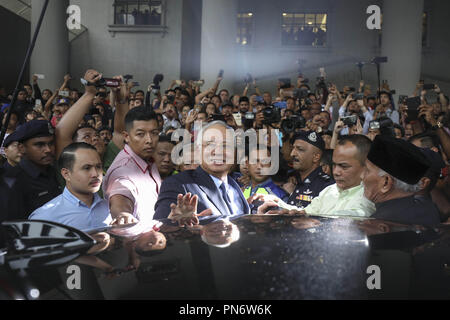 Kuala Lumpur, Kuala Lumpur, Malaysia. 20 Sep, 2018. Ehemalige malaysische Premierminister Najib Razak Blätter Kuala Lumpur High Court nach einem Gerichtstermin. Najib auf nicht schuldig plädiert Donnerstag bis 21 zählt der Geldwäsche und eine separate vier Grafen von Machtmissbrauch. Credit: Kepy/ZUMA Draht/Alamy leben Nachrichten Stockfoto