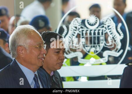 Kuala Lumpur, Malaysia. 20 Sep, 2018. Ehemalige malaysische Premierminister Najib Razak (L) kommt an einem Gericht in Kuala Lumpur, Malaysia, Sept. 20, 2018. Ehemalige malaysische Premierminister Najib Razak wurde Donnerstag mit mehr als 20 Grafen von Korruption und Geldwäsche im Zusammenhang mit dem Fall der staatlichen Investitionsfonds 1 MDB in Rechnung gestellt. Credit: Chong Voon Chung/Xinhua/Alamy leben Nachrichten Stockfoto