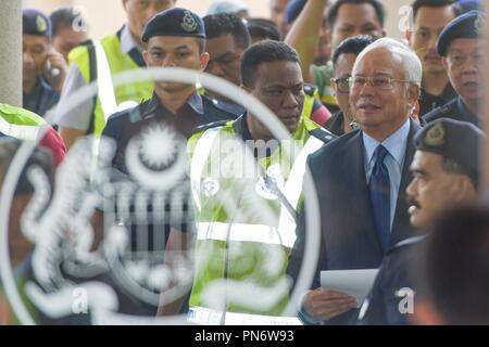 Kuala Lumpur, Malaysia. 20 Sep, 2018. Ehemalige malaysische Premierminister Najib Razak (2. R, vorne) kommt an einem Gericht in Kuala Lumpur, Malaysia, Sept. 20, 2018. Ehemalige malaysische Premierminister Najib Razak wurde Donnerstag mit mehr als 20 Grafen von Korruption und Geldwäsche im Zusammenhang mit dem Fall der staatlichen Investitionsfonds 1 MDB in Rechnung gestellt. Credit: Chong Voon Chung/Xinhua/Alamy leben Nachrichten Stockfoto