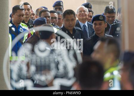 Kuala Lumpur, Malaysia. 20 Sep, 2018. Ehemalige malaysische Premierminister Najib Razak kommt an einem Gericht in Kuala Lumpur, Malaysia, Sept. 20, 2018. Ehemalige malaysische Premierminister Najib Razak wurde Donnerstag mit mehr als 20 Grafen von Korruption und Geldwäsche im Zusammenhang mit dem Fall der staatlichen Investitionsfonds 1 MDB in Rechnung gestellt. Credit: Chong Voon Chung/Xinhua/Alamy leben Nachrichten Stockfoto