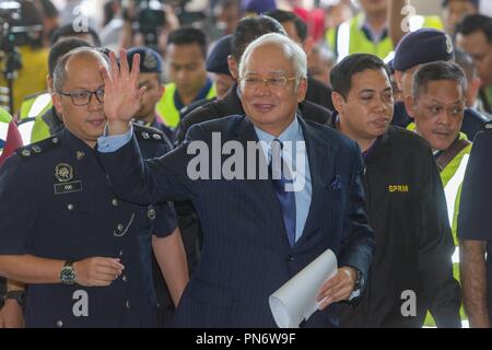 Kuala Lumpur, Malaysia. 20 Sep, 2018. Ehemalige malaysische Premierminister Najib Razak (vorne) kommt an einem Gericht in Kuala Lumpur, Malaysia, Sept. 20, 2018. Ehemalige malaysische Premierminister Najib Razak wurde Donnerstag mit mehr als 20 Grafen von Korruption und Geldwäsche im Zusammenhang mit dem Fall der staatlichen Investitionsfonds 1 MDB in Rechnung gestellt. Credit: Chong Voon Chung/Xinhua/Alamy leben Nachrichten Stockfoto