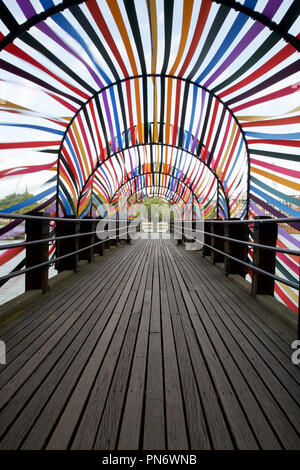 London, UK, 20. September 2018, Eine andere Installation auf der Southbank ist das Tor zur Eingliederung, erstellt von Lisa Weiß, Leiter der Lebensstil und das Interieur im Wgsn neben Designer François Dumas. Es ist ein Pavillon im Namen von Saint-Étienne, in Frankreich. Es ist eine Struktur aus Stahl und Band, und ist eine Hommage an traditionelle Industrien St. Étienne. Es befindet sich auf einem Steg mit Blick auf die Themse. Credit: Keith Larby/Alamy leben Nachrichten Stockfoto