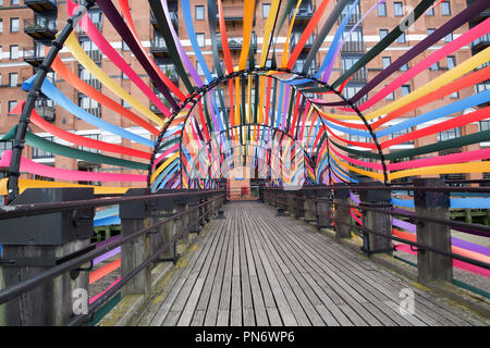 London, UK, 20. September 2018, Eine andere Installation auf der Southbank ist das Tor zur Eingliederung, erstellt von Lisa Weiß, Leiter der Lebensstil und das Interieur im Wgsn neben Designer François Dumas. Es ist ein Pavillon im Namen von Saint-Étienne, in Frankreich. Es ist eine Struktur aus Stahl und Band, und ist eine Hommage an traditionelle Industrien St. Étienne. Es befindet sich auf einem Steg mit Blick auf die Themse. Credit: Keith Larby/Alamy leben Nachrichten Stockfoto