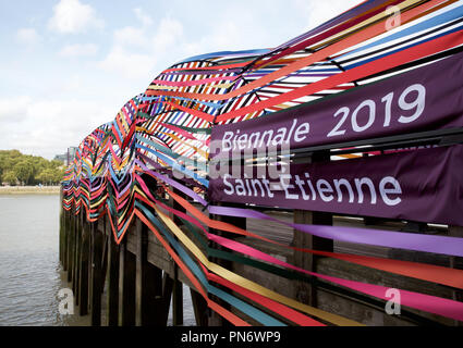 London, UK, 20. September 2018, Eine andere Installation auf der Southbank ist das Tor zur Eingliederung, erstellt von Lisa Weiß, Leiter der Lebensstil und das Interieur im Wgsn neben Designer François Dumas. Es ist ein Pavillon im Namen von Saint-Étienne, in Frankreich. Es ist eine Struktur aus Stahl und Band, und ist eine Hommage an traditionelle Industrien St. Étienne. Es befindet sich auf einem Steg mit Blick auf die Themse. Credit: Keith Larby/Alamy leben Nachrichten Stockfoto