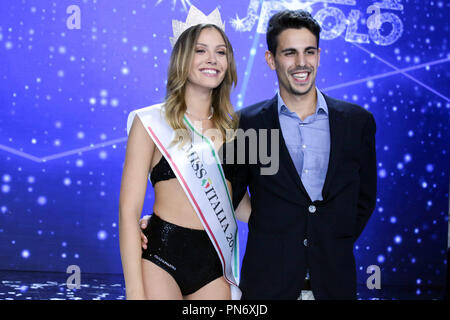 Jesolo, Venezia, Italien. 10 Sep, 2017. Alice Rachele Arlanch, Miss Italien 2017 mit ihrem Freund gesehen nach der Nominierung. Credit: Cosimo Martemucci/SOPA Images/ZUMA Draht/Alamy leben Nachrichten Stockfoto