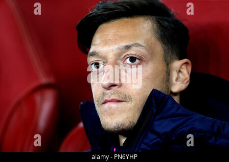 Emirates Stadium, London, UK. 20 Sep, 2018. UEFA Europa League Fußball, Arsenal versus Worskla Poltawa; Mesut Ozil von Arsenal an schaut von der Bank Credit: Aktion Plus Sport Bilder/Alamy leben Nachrichten Stockfoto