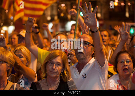 Barcelona, 20. September 2018. Tausende von Demonstranten haben in der Wirtschaft Hauptsitz der Generalitat de Catalunya ein Jahr nach den Festnahmen durch die Polizei und fand das Referendum für die Unabhängigkeit Kataloniens zu demontieren gesammelt. © Charlie Perez/Alamy leben Nachrichten Stockfoto