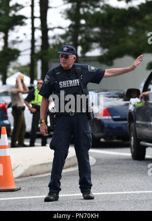 Maryland, USA. 20 Sep, 2018. Ein Polizist steht in der Nähe von Motiv in Harford County, Maryland, USA, Sept. 20, 2018. Eine Frau mit einer Pistole Brand am Donnerstag Morgen an einem US-amerikanischen Maryland Distribution Center eröffnet, drei Menschen getötet und verletzt drei andere vor ihr eigenes Leben, die örtliche Polizei sagte. Quelle: Liu Jie/Xinhua/Alamy leben Nachrichten Stockfoto