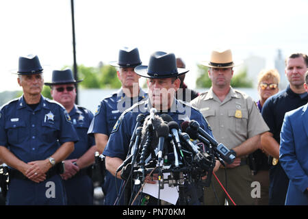 Maryland, USA. 20 Sep, 2018. Harford County Sheriff Jeffrey Gahler (Vorne) spricht während einer Pressekonferenz in der Nähe von Motiv in Harford County, Maryland, USA, Sept. 20, 2018. Eine Frau mit einer Pistole Brand am Donnerstag Morgen an einem US-amerikanischen Maryland Distribution Center eröffnet, drei Menschen getötet und verletzt drei andere vor ihr eigenes Leben, die örtliche Polizei sagte. Quelle: Liu Jie/Xinhua/Alamy leben Nachrichten Stockfoto