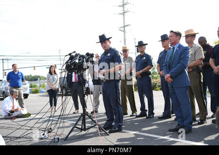 Maryland, USA. 20 Sep, 2018. Harford County Sheriff Jeffrey Gahler (C) spricht während einer Pressekonferenz in der Nähe von Motiv in Harford County, Maryland, USA, Sept. 20, 2018. Eine Frau mit einer Pistole Brand am Donnerstag Morgen an einem US-amerikanischen Maryland Distribution Center eröffnet, drei Menschen getötet und verletzt drei andere vor ihr eigenes Leben, die örtliche Polizei sagte. Quelle: Liu Jie/Xinhua/Alamy leben Nachrichten Stockfoto