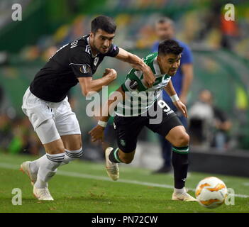 Lissabon, Portugal. 20 Sep, 2018. Marcos Acuna (R) von Sporting Mias mit Mahir Madatov von Qarabag während der Europa League Gruppe E erste Runde zwischen Sporting CP und Qarabag FC am Jose Alvalade Stadion in Lissabon, Portugal, an Sept. 20, 2018. Sporting gewann 2-0. Credit: Zhang Liyun/Xinhua/Alamy leben Nachrichten Stockfoto