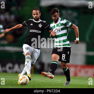 Lissabon, Portugal. 20 Sep, 2018. Joshgun Diniyev (L) des Qarabag Mias mit Marcos Acuna (R) von Sporting in der Europa League Gruppe E erste Runde zwischen Sporting CP und Qarabag FC am Jose Alvalade Stadion in Lissabon, Portugal, an Sept. 20, 2018. Sporting gewann 2-0. Credit: Zhang Liyun/Xinhua/Alamy leben Nachrichten Stockfoto