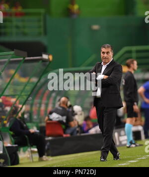 Lissabon, Portugal. 20 Sep, 2018. Jose Peseiro, Trainer von Sporting CP, Gesten in der Europa League Gruppe E erste Runde zwischen Sporting CP und Qarabag FC am Jose Alvalade Stadion in Lissabon, Portugal, an Sept. 20, 2018. Sporting gewann 2-0. Credit: Zhang Yadong/Xinhua/Alamy leben Nachrichten Stockfoto
