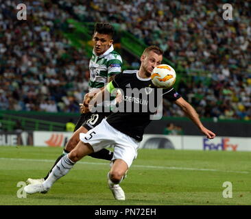 Lissabon, Portugal. 20 Sep, 2018. Fredy Montero (L) von Sporting Mias mit Maksim Medwedew von Qarabag während der Europa League Gruppe E erste Runde zwischen Sporting CP und Qarabag FC am Jose Alvalade Stadion in Lissabon, Portugal, an Sept. 20, 2018. Sporting gewann 2-0. Credit: Zhang Liyun/Xinhua/Alamy leben Nachrichten Stockfoto
