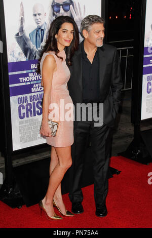 Amal Clooney und George Clooney bei der Premiere von Warner Bros. Pictures'' Unsere Marke ist Krise" an der TCL Chinese Theatre in Hollywood, CA, 26. Oktober 2015 statt. Foto von Joe Martinez/PictureLux Stockfoto