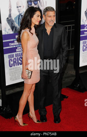 Amal Clooney und George Clooney bei der Premiere von Warner Bros. Pictures'' Unsere Marke ist Krise" an der TCL Chinese Theatre in Hollywood, CA, 26. Oktober 2015 statt. Foto von Joe Martinez/PictureLux Stockfoto