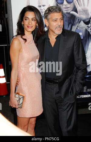 Amal Clooney und George Clooney bei der Premiere von Warner Bros. Pictures'' Unsere Marke ist Krise" an der TCL Chinese Theatre in Hollywood, CA, 26. Oktober 2015 statt. Foto von Joe Martinez/PictureLux Stockfoto