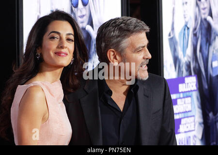 Amal Clooney und George Clooney bei der Premiere von Warner Bros. Pictures'' Unsere Marke ist Krise" an der TCL Chinese Theatre in Hollywood, CA, 26. Oktober 2015 statt. Foto von Joe Martinez/PictureLux Stockfoto