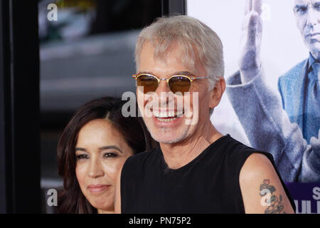 Connie Angland und Billy Bob Thornton bei der Premiere von Warner Bros. Pictures'' Unsere Marke ist Krise" an der TCL Chinese Theatre in Hollywood, CA, 26. Oktober 2015 statt. Foto von Joe Martinez/PictureLux Stockfoto