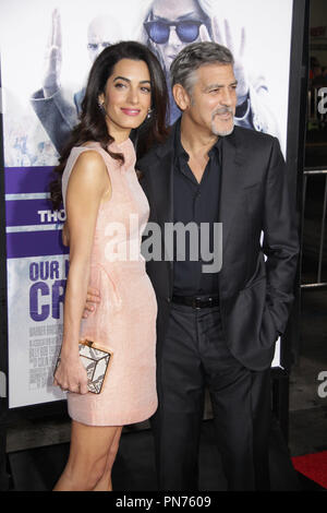 Amal Alamuddin Clooney, George Clooney 10/26/2015 Los Angeles Premiere von "Unsere Marke ist Krise" bei TCL Chinese Theatre in Hollywood, CA Foto von Izumi Hasegawa/HNW/PictureLux Stockfoto