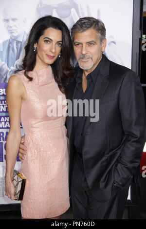 Amal Alamuddin Clooney, George Clooney 10/26/2015 Los Angeles Premiere von "Unsere Marke ist Krise" bei TCL Chinese Theatre in Hollywood, CA Foto von Izumi Hasegawa/HNW/PictureLux Stockfoto