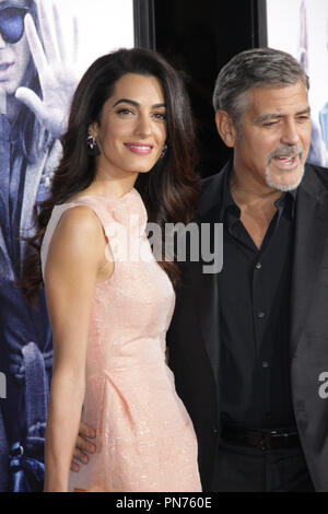 Amal Alamuddin Clooney, George Clooney 10/26/2015 Los Angeles Premiere von "Unsere Marke ist Krise" bei TCL Chinese Theatre in Hollywood, CA Foto von Izumi Hasegawa/HNW/PictureLux Stockfoto