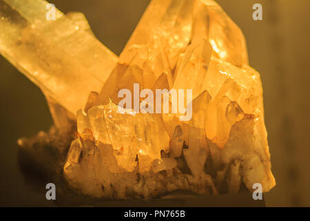 Quarz prismatisch Gewohnheit Stein Muster von Bergbau und Gewinnung von Steinen und Erden Industrie. Quarz ist ein Mineral aus Silizium und Sauerstoff Atomen, die häufig verwenden Stockfoto