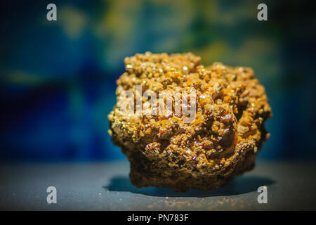 Raw Muster wulfenit Stein von Bergbau und Gewinnung von Steinen und Erden Industrie. Wulfenit ist ein bleimolybdat Mineral mit der Formel PbMoO 4. Stockfoto