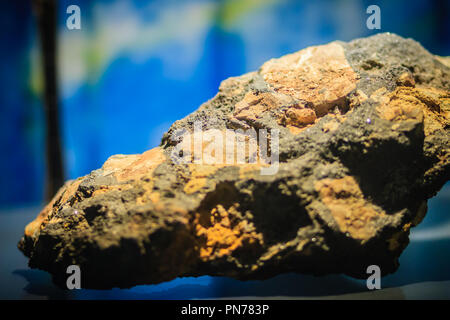 Ferberite rock Muster von Bergbau und Gewinnung von Steinen und Erden Industrie. Ferberite ist das Bügeleisen endmember des Mangan Eisen Wolframit solid solution Serie Stockfoto