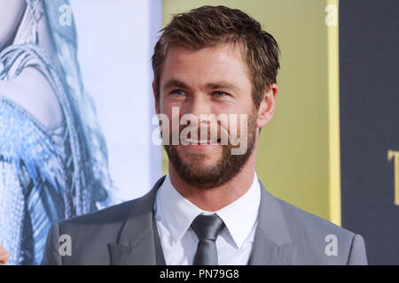 Chris Hemsworth bei der Premiere von Universal Pictures'' der Huntsman: Winter's Krieg" im Regency Dorf Theater in Westwood, CA, 11. April 2016 statt. Foto von Joe Martinez/PictureLux Stockfoto