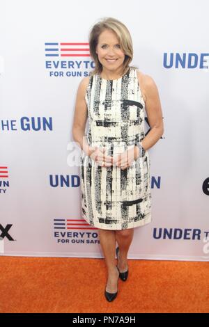 Katie Couric 05/03/2016 Los Angeles Red Carpet Premiere für die sgh "Under the Gun" gehalten am Samuel Goldwyn Theater in Beverly Hills, CA Foto von Izumi Hasegawa/HNW/PictureLux Stockfoto