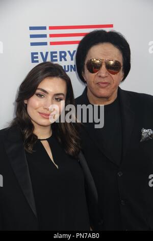 Sophie Simmons, Gene Simmons 05/03/2016 Los Angeles Red Carpet Premiere für die sgh "Under the Gun" gehalten am Samuel Goldwyn Theater in Beverly Hills, CA Foto von Izumi Hasegawa/HNW/PictureLux Stockfoto