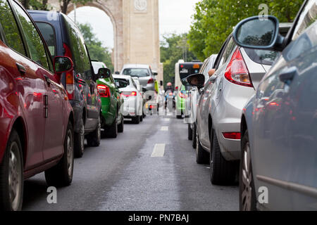 Riesige Verkehr in der Innenstadt von Bukarest, der Hauptstadt Rumäniens. Autos warten in den langen Linien Stockfoto