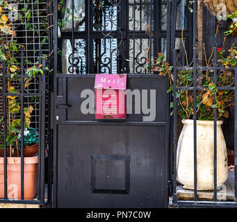 Metal Gate mit bunten Mailbox mit Titel in Französisch in Tel Aviv-Jaffa, Israel Stockfoto