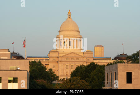 Es ist spät am Nachmittag Licht schlagen das State Capitol Building in Downtown Little Rock, Arkansas Stockfoto