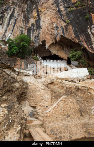 Kalkstein Klippe und Treppen am Eingang zu den Pak Ou Höhlen in der Nähe von Luang Prabang in Laos, gesehen von der Vorderseite. Stockfoto