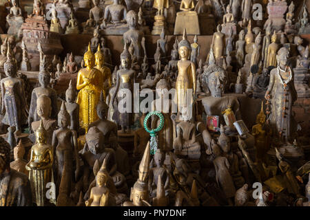 In der Nähe von Hunderten von alt und abgenutzt, golden und Holz Buddha Statuen im Inneren der Höhle Tham Ting am berühmten Pak Ou Höhlen in der Nähe von Luang Prabang in Laos. Stockfoto