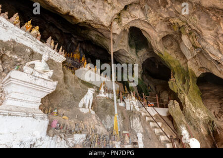 Hunderte von alt und abgenutzt Buddha Statuen im Inneren der Höhle Tham Ting in den berühmten Höhlen von Pak Ou in der Nähe von Luang Prabang in Laos. Stockfoto