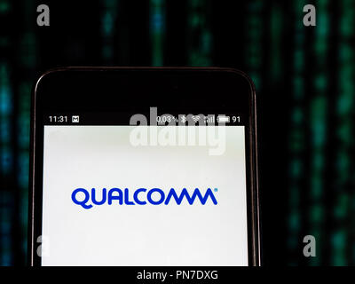 Qualcomm Logo auf dem Smartphone angezeigt. Qualcomm ist ein amerikanischen multinationalen Halbleiter- und Telekommunikationsausrüstung Firma, Designs und Märkte der drahtlosen Telekommunikation Produkte und Dienstleistungen. Stockfoto