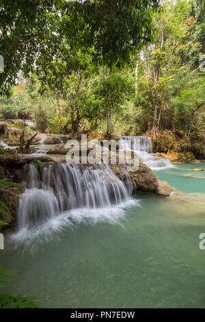 Schöne Sicht auf mehrere kleine Kaskaden am Tat Kuang Si Wasserfälle in der Nähe von Luang Prabang in Laos an einem sonnigen Tag. Stockfoto