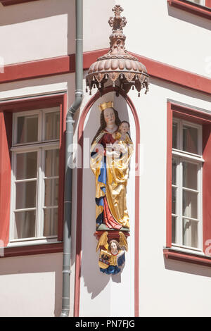 Figur auf einem rekonstruierten historischen Haus Fassade, neue Altstadt, Dom-Römer-Areal, Frankfurt am Main, Hessen, Deutschland, Europa ich Figur eine einer rekonstr Stockfoto