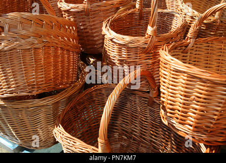 Viele Körbe in wicker auch genannt Rattan Material für Verkauf am Markt Stockfoto